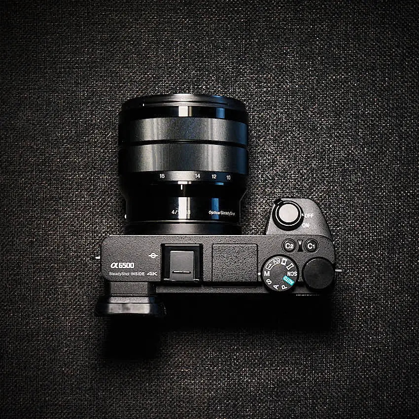 Sony Alpha 6500 Systemkamera und SEL1018 Objektiv (Topansicht)